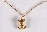 Cordão de ouro 18 k, contraste 750 com pingente... - Cordão de ouro 18 k, contraste 750 com pingente na forma de urso. (Por motivos de segurança a peça não se encontra na loja).