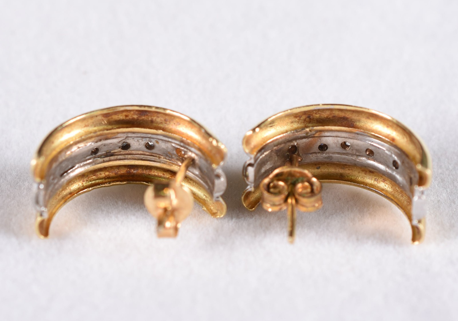 Par de brincos feitio gomos em ouro 18 k e ouro branco com 6... - foto 3 de 3
