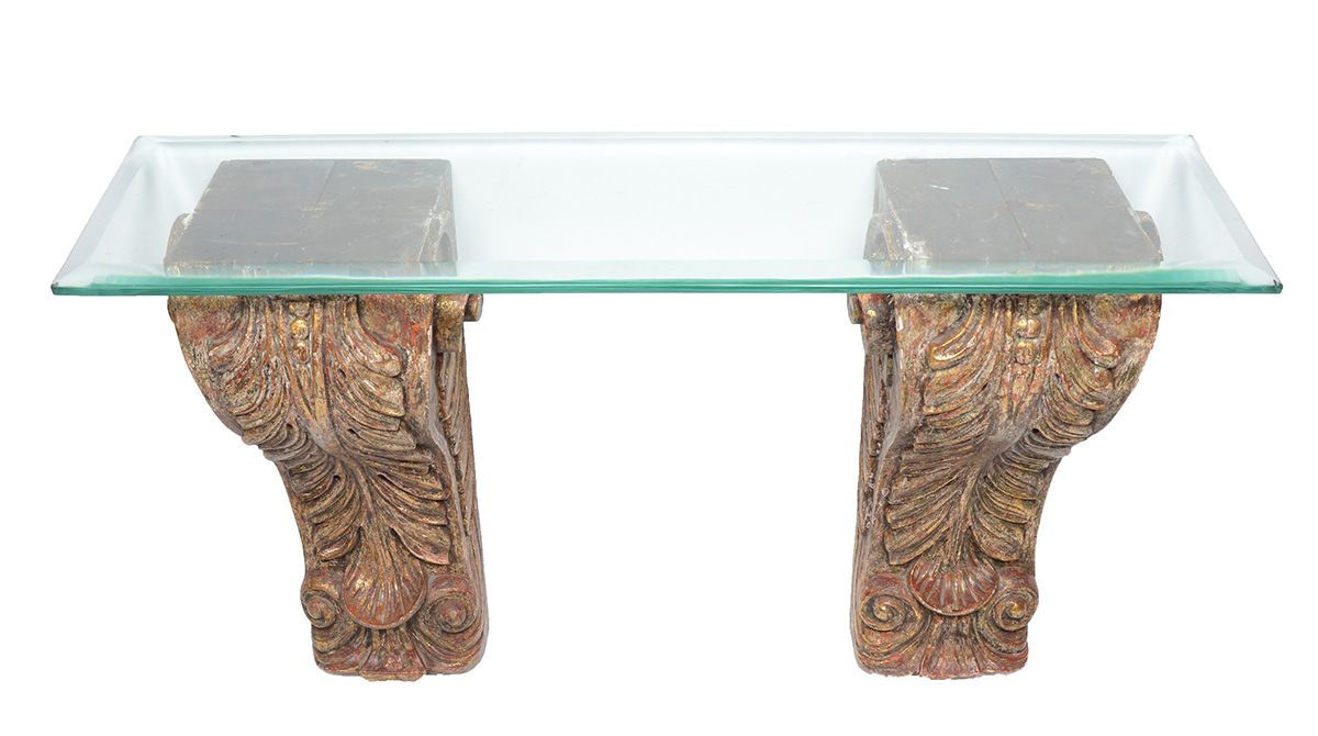 Console composto por par de peanhas de madeira entalhada e dourada e...