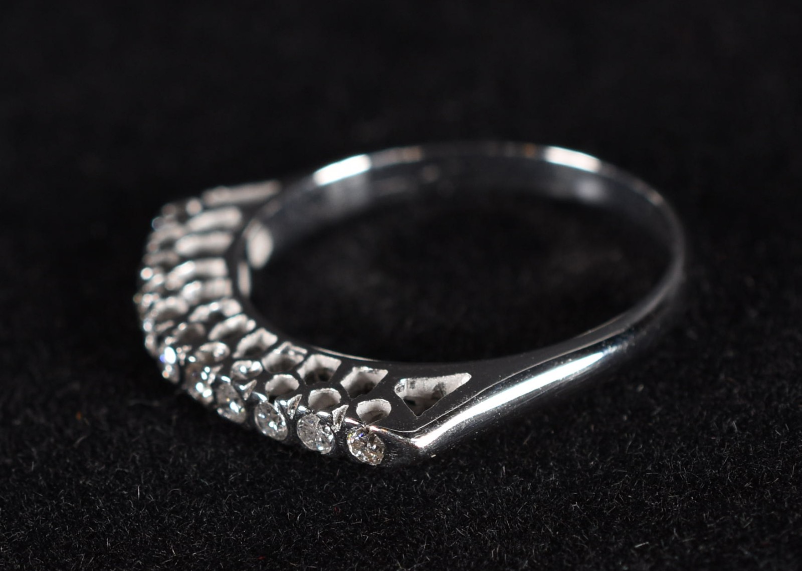 Anel de ouro branco com 10 brilhantes de 0,02 ct, aro 15 (Por motivos... - foto 2 de 3