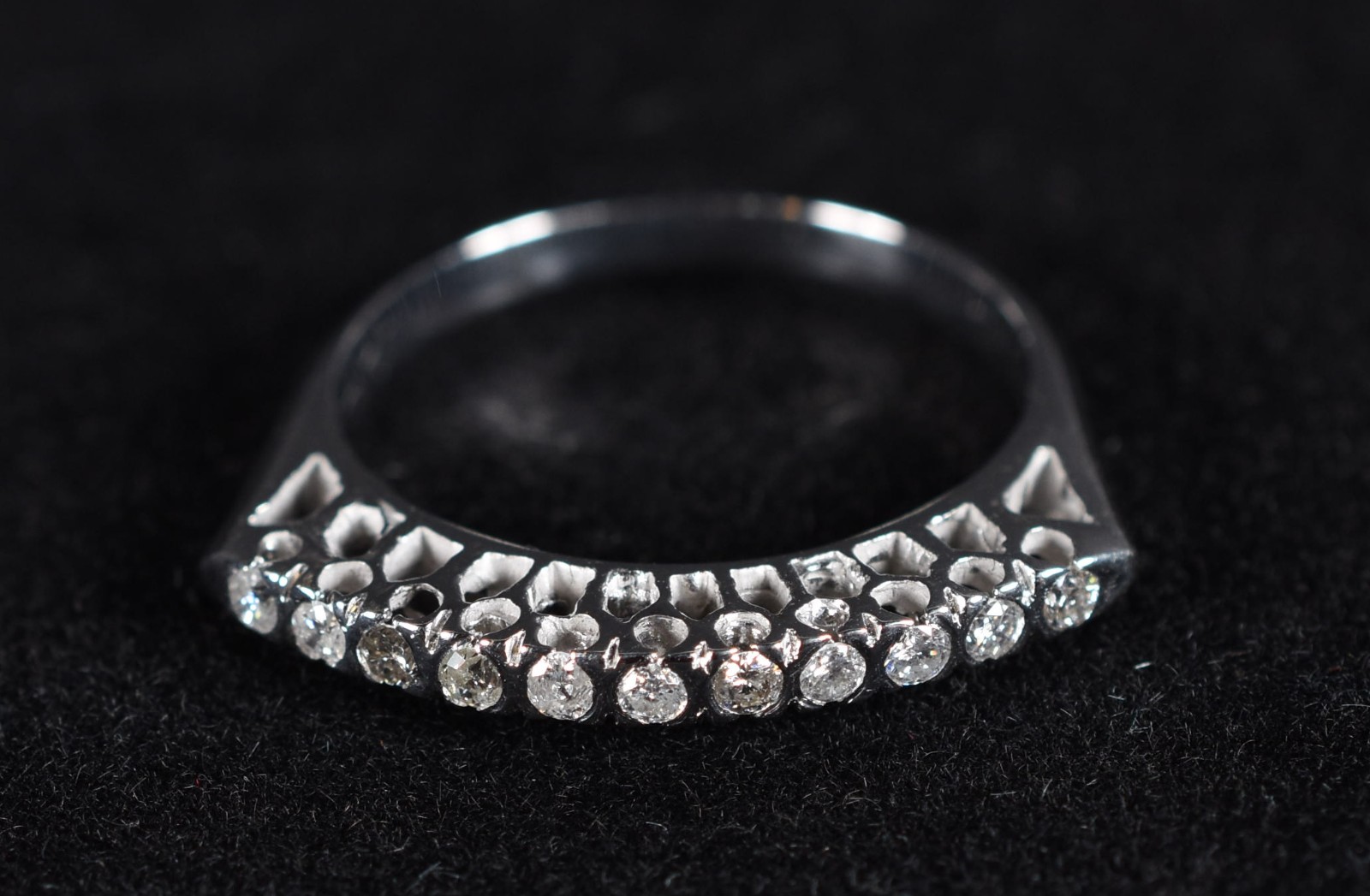 Anel de ouro branco com 10 brilhantes de 0,02 ct, aro 15 (Por motivos... - foto 1 de 3
