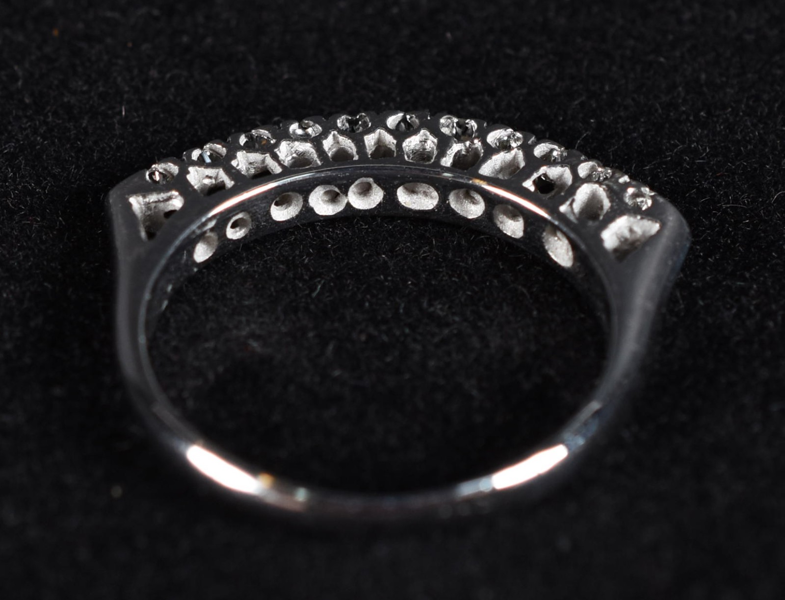 Anel de ouro branco com 10 brilhantes de 0,02 ct, aro 15 (Por motivos... - foto 3 de 3