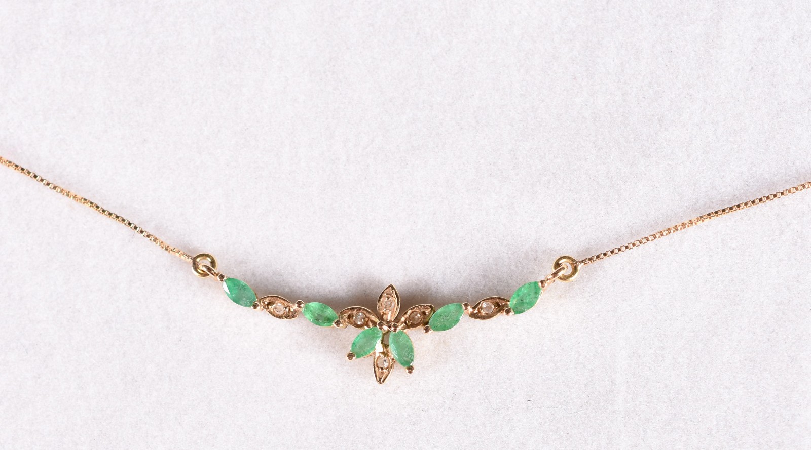 Colar de ouro 18 k, contraste 750 com brilhantes e esmeraldas (Por... - foto 1 de 5