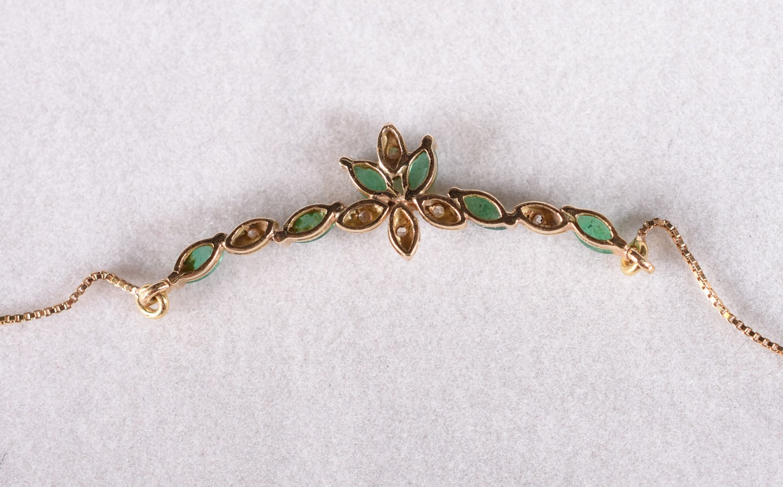 Colar de ouro 18 k, contraste 750 com brilhantes e esmeraldas (Por... - foto 3 de 5