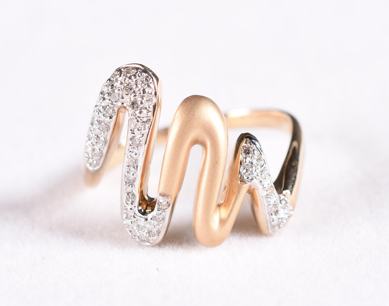 Anel de ouro 18 k, contraste 750 no feitio "zig zag" com 12... - foto 1 de 4