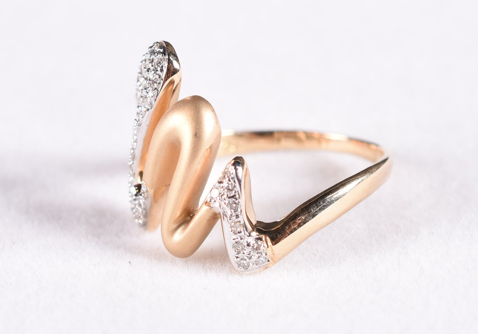 Anel de ouro 18 k, contraste 750 no feitio "zig zag" com 12... - foto 2 de 4