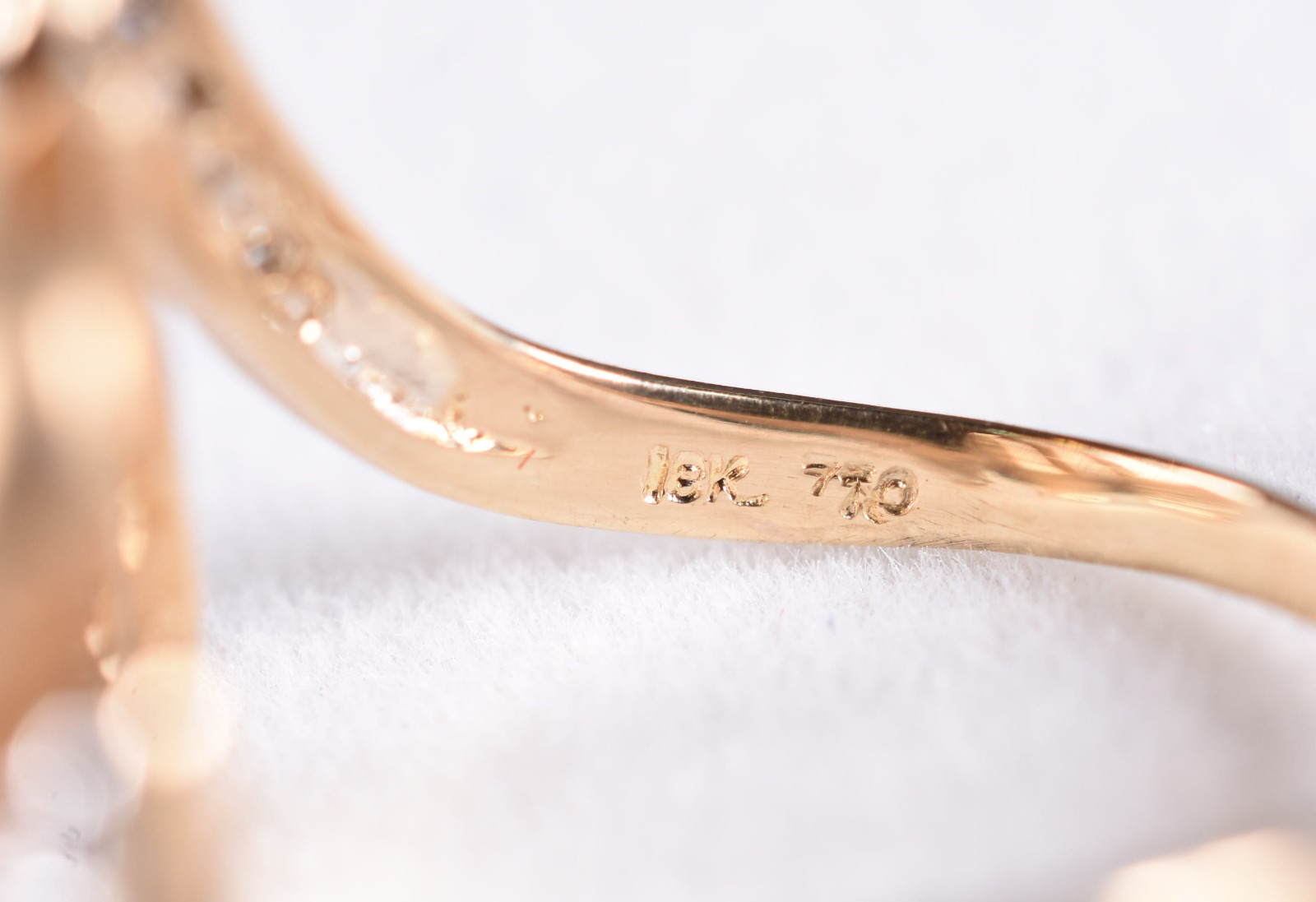 Anel de ouro 18 k, contraste 750 no feitio "zig zag" com 12... - foto 3 de 4