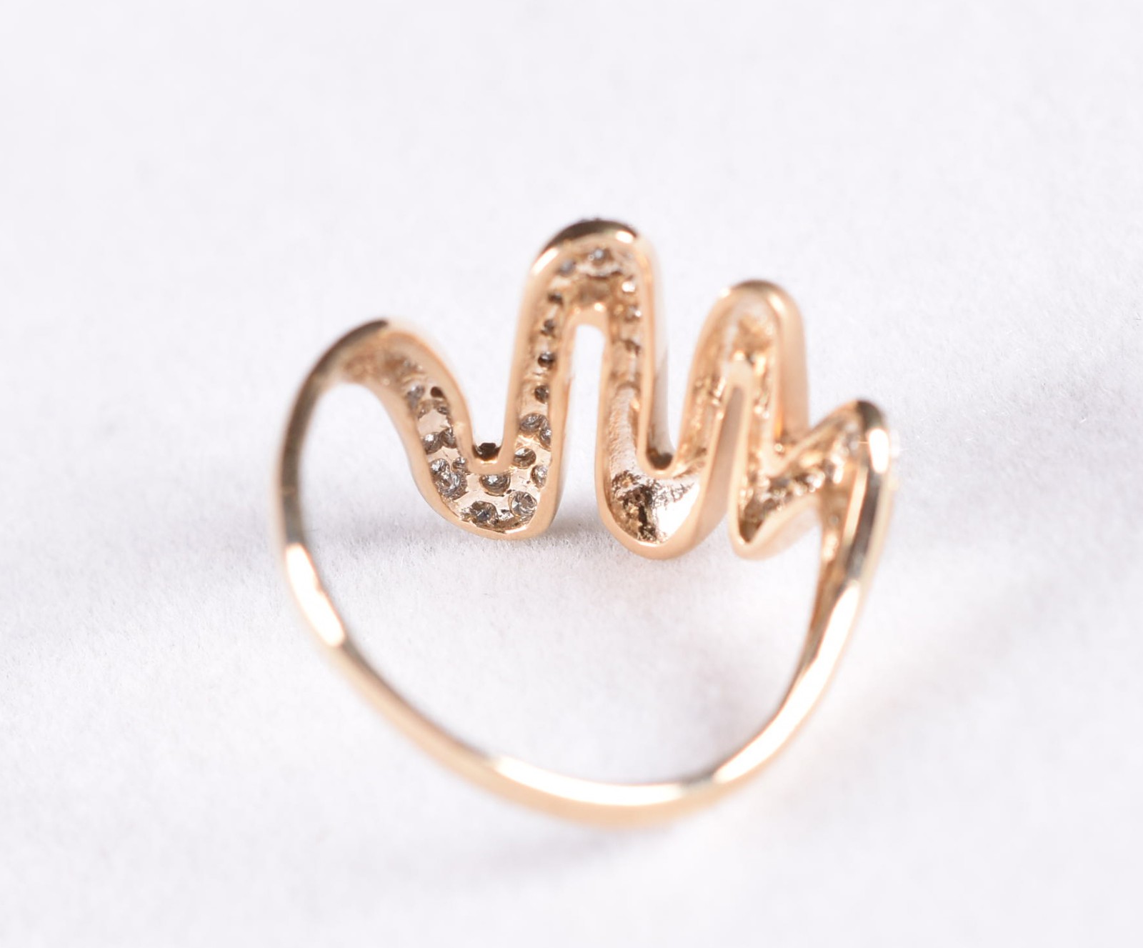 Anel de ouro 18 k, contraste 750 no feitio "zig zag" com 12... - foto 4 de 4
