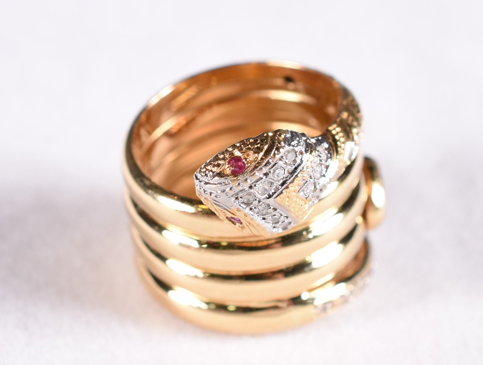 Anel de ouro 18 k , contraste 750 cravejado com brilhantes e rubi... - foto 1 de 3
