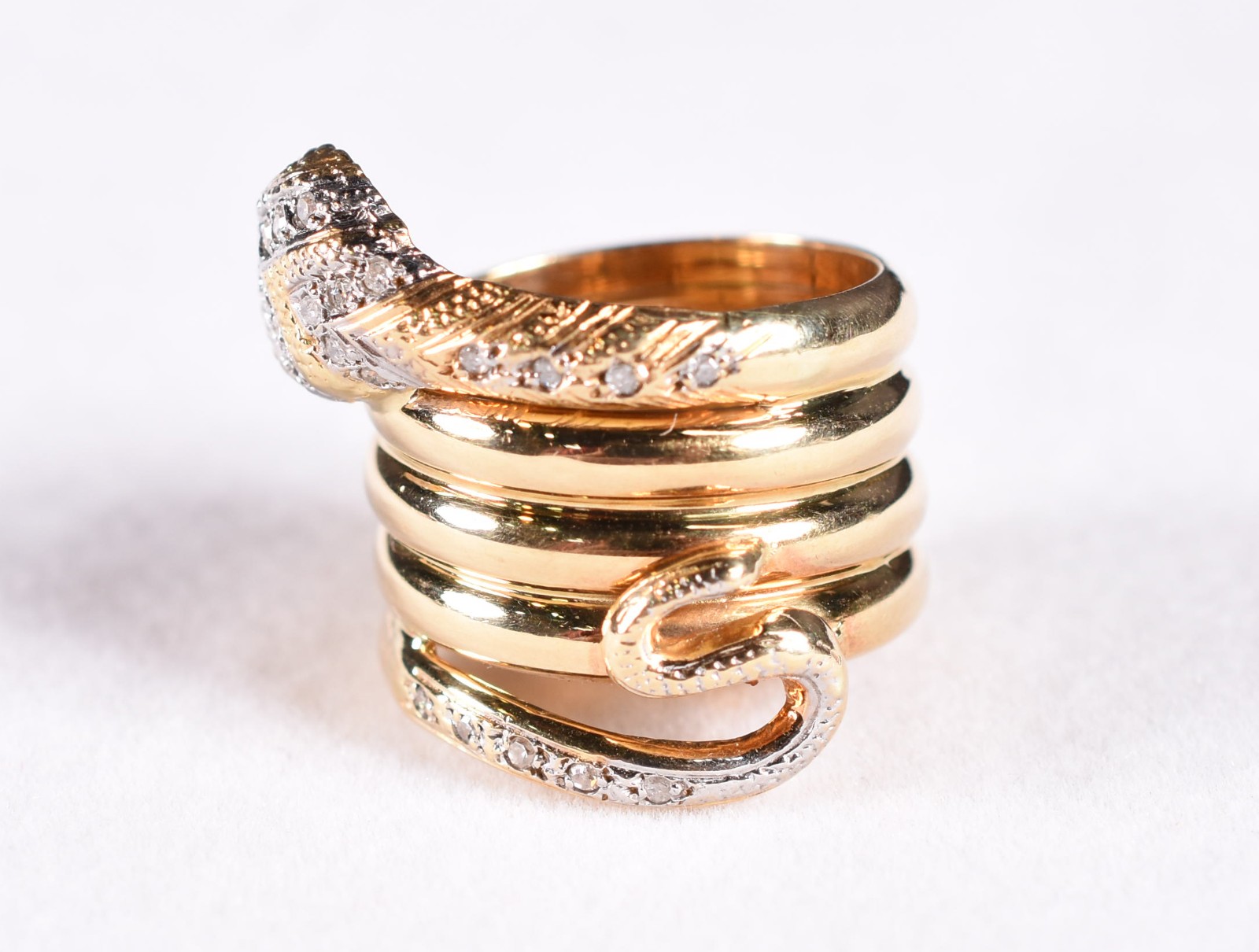 Anel de ouro 18 k , contraste 750 cravejado com brilhantes e rubi... - foto 2 de 3