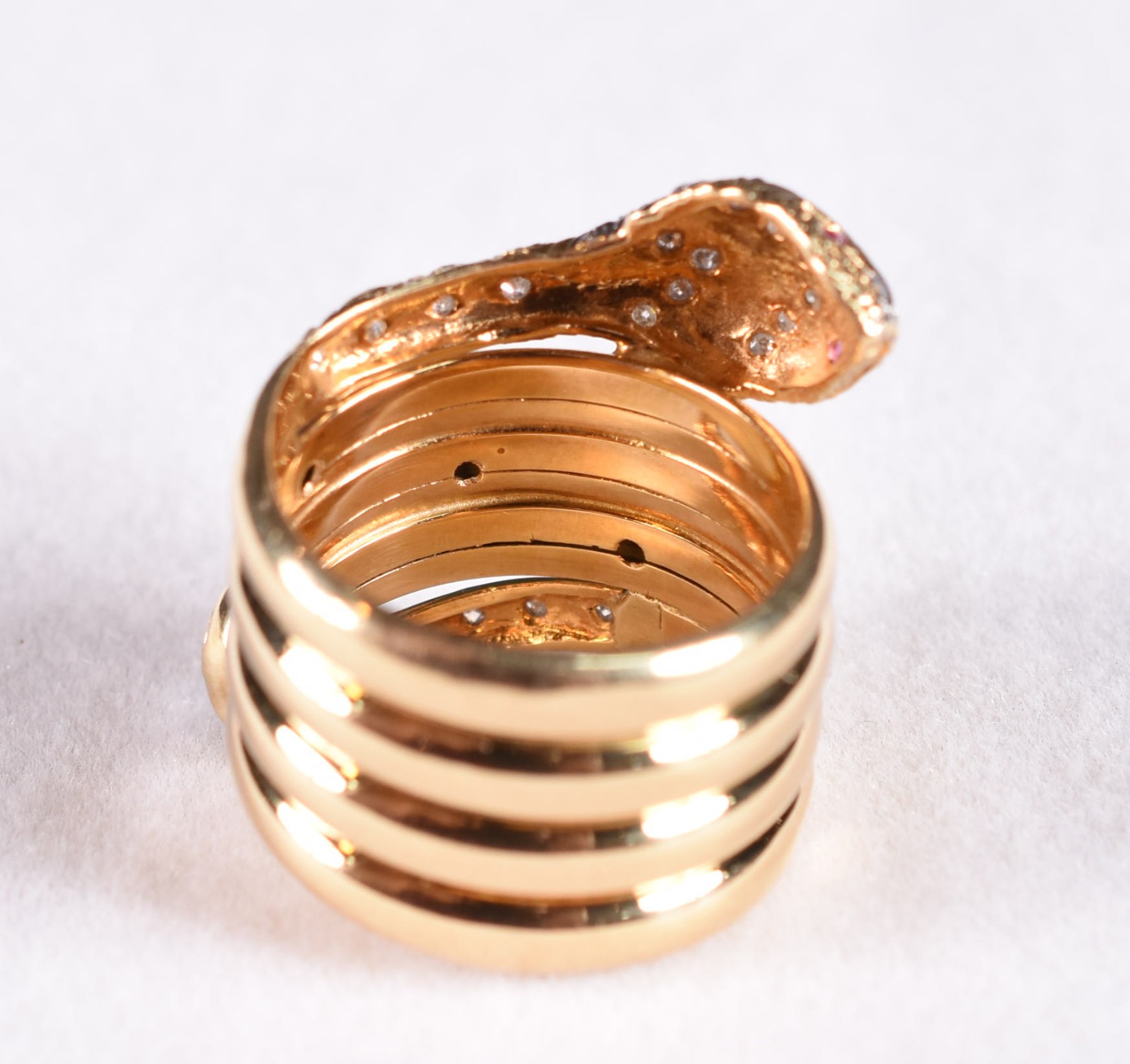 Anel de ouro 18 k , contraste 750 cravejado com brilhantes e rubi... - foto 3 de 3