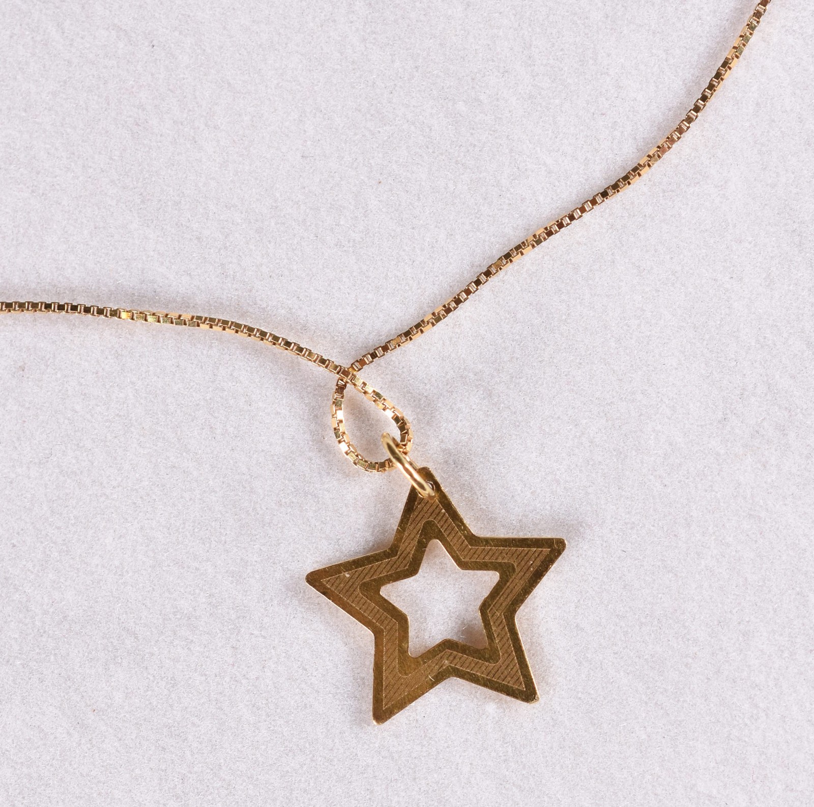 Colar de ouro 18k, contraste 750 com pingente no feitio estrela (Por... - foto 3 de 5