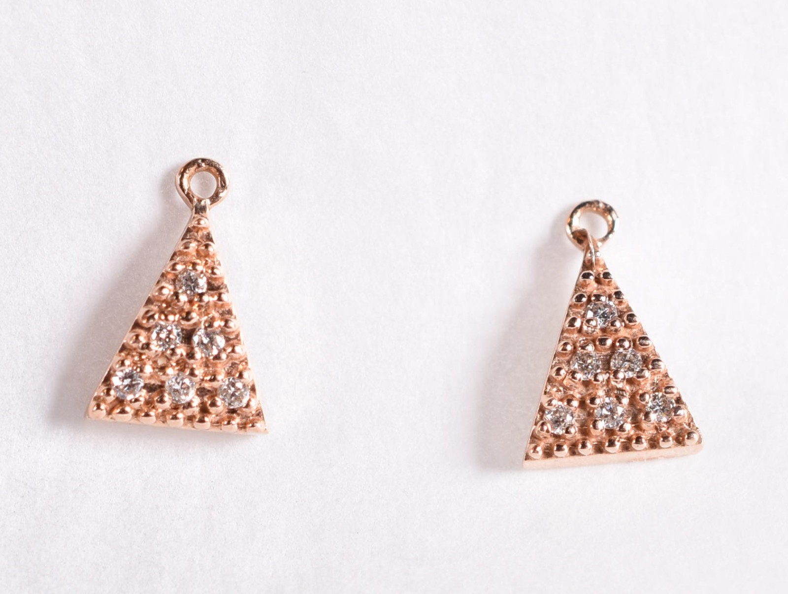 Par de brincos de ouro 18 k, contraste 750 com mini brilhantes (Por... - foto 1 de 4