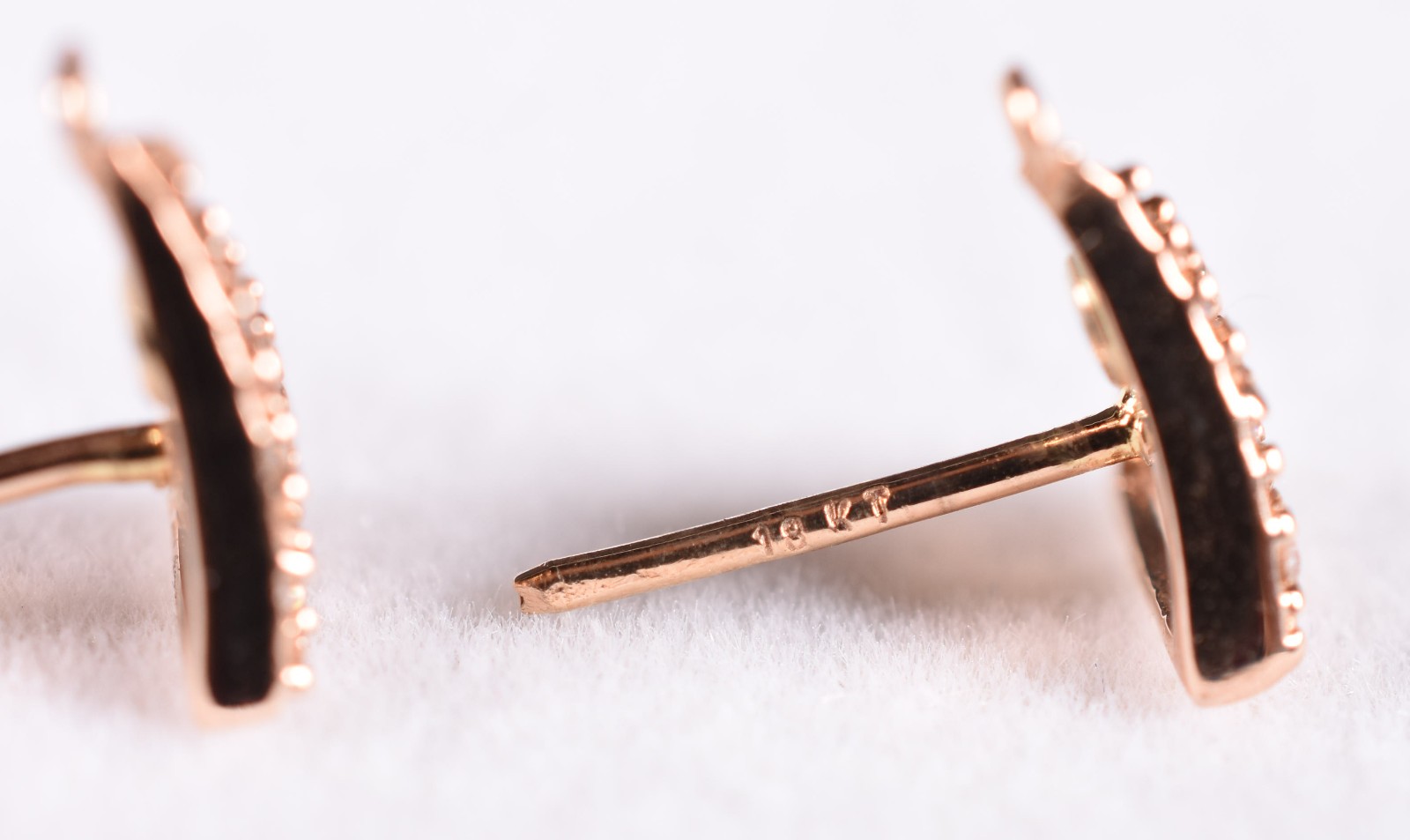 Par de brincos de ouro 18 k, contraste 750 com mini brilhantes (Por... - foto 2 de 4