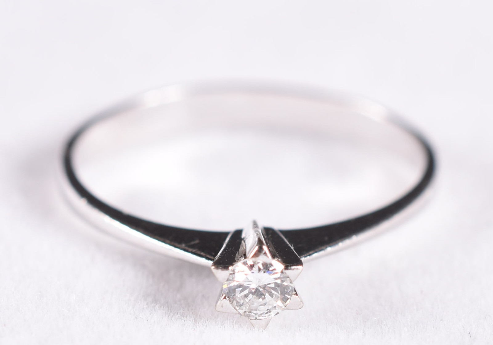 Solitário de ouro branco com um brilhante de 0,20 ct, aro 16 (Por... - foto 1 de 4