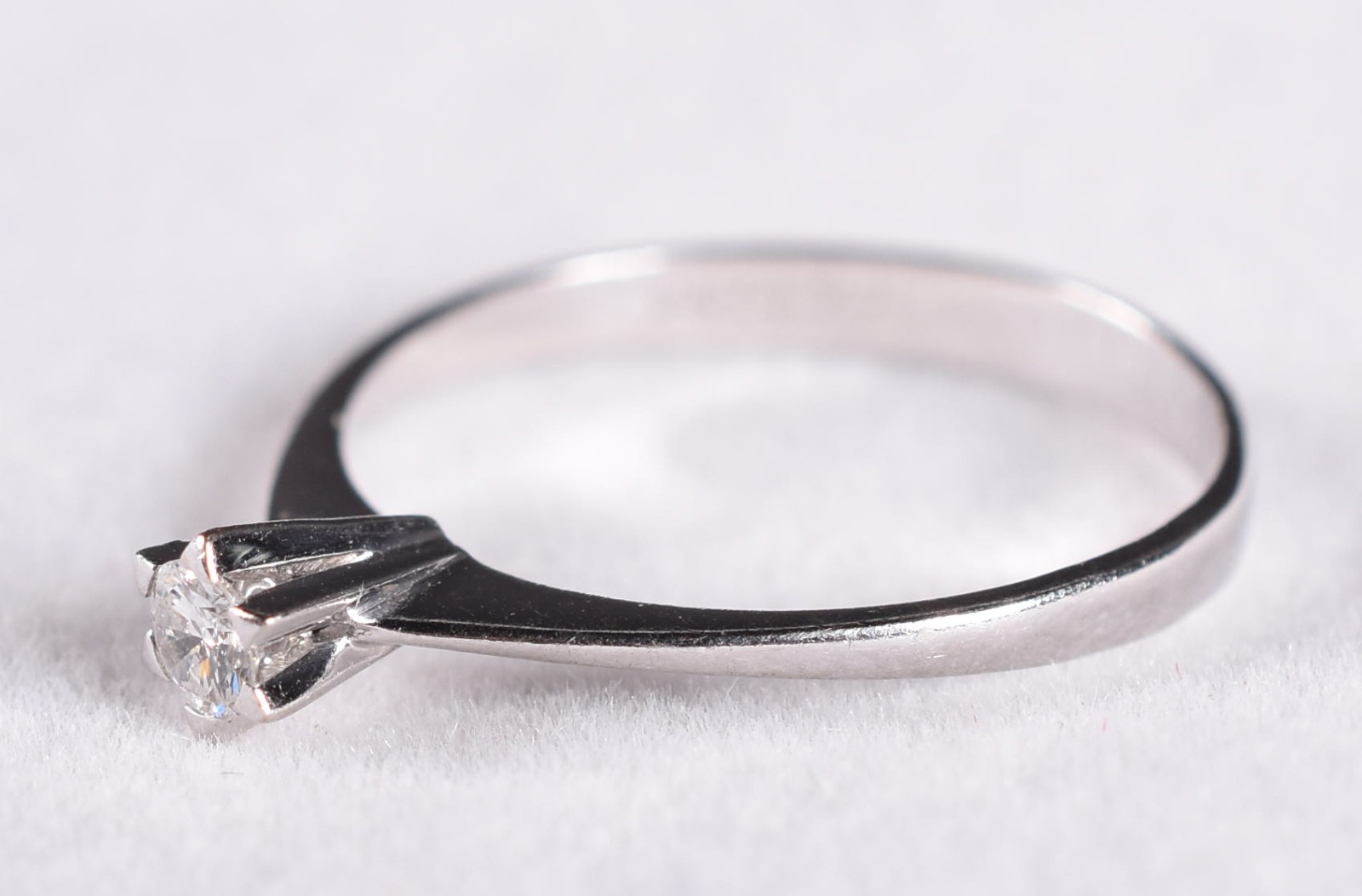 Solitário de ouro branco com um brilhante de 0,20 ct, aro 16 (Por... - foto 2 de 4