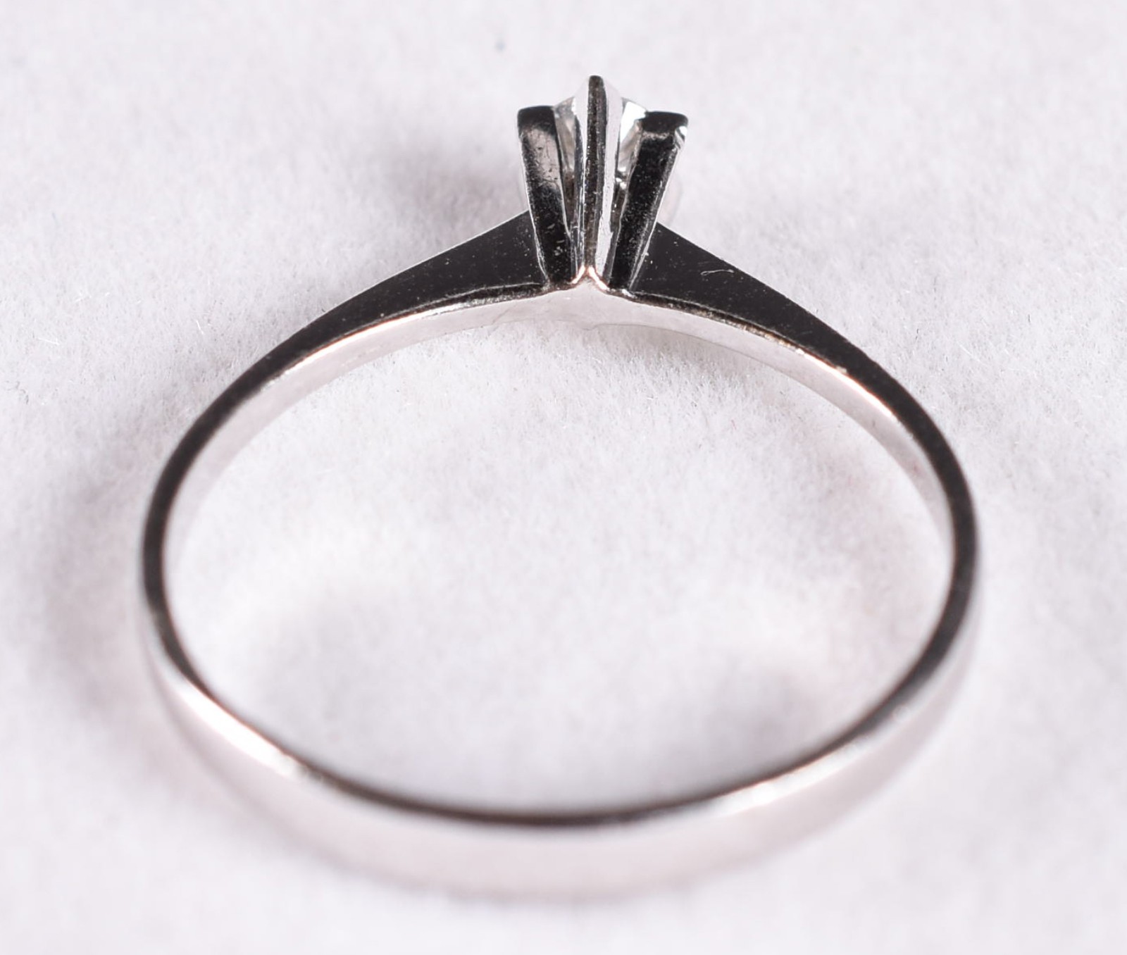 Solitário de ouro branco com um brilhante de 0,20 ct, aro 16 (Por... - foto 3 de 4