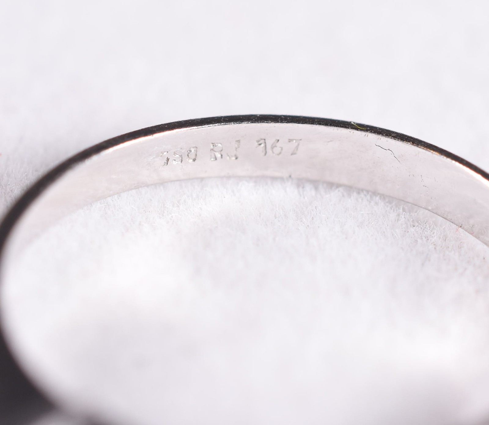 Solitário de ouro branco com um brilhante de 0,20 ct, aro 16 (Por... - foto 4 de 4