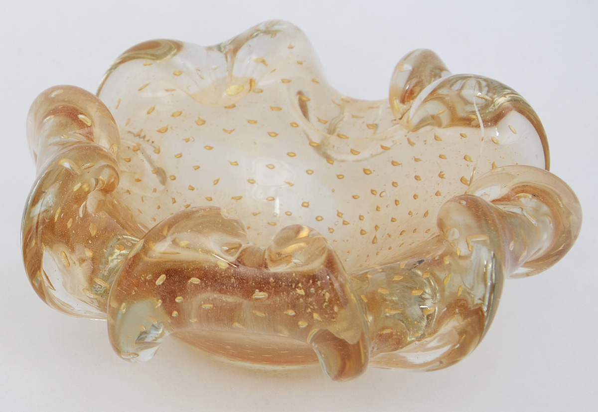 Cinzeiro de murano na cor âmbar com pó de ouro, diâmetro 19 cm.