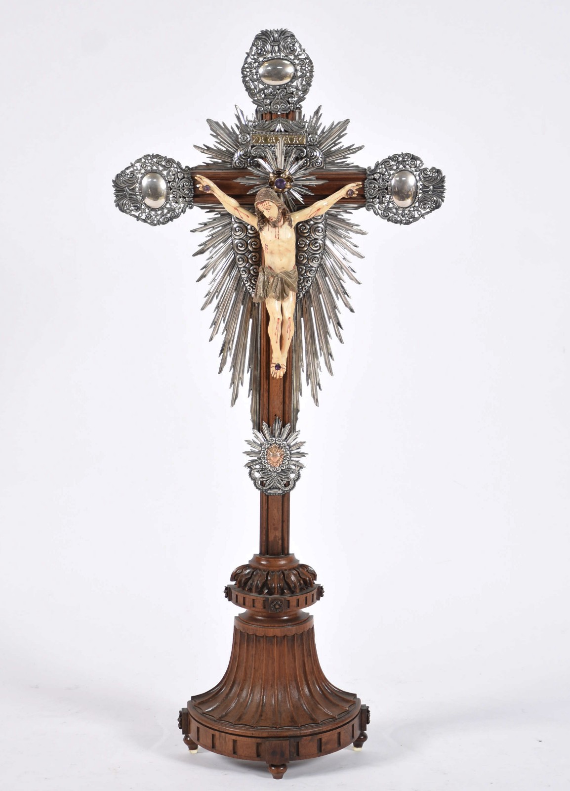 Excepcional crucifixo de madeira nobre com figura de Cristo ricamente... - foto 1 de 6