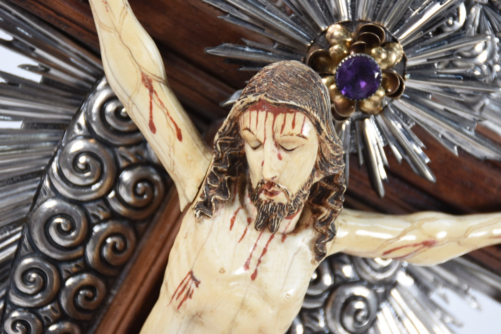Excepcional crucifixo de madeira nobre com figura de Cristo ricamente... - foto 3 de 6