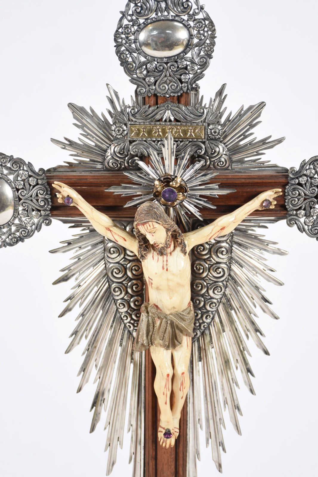 Excepcional crucifixo de madeira nobre com figura de Cristo ricamente... - foto 2 de 6