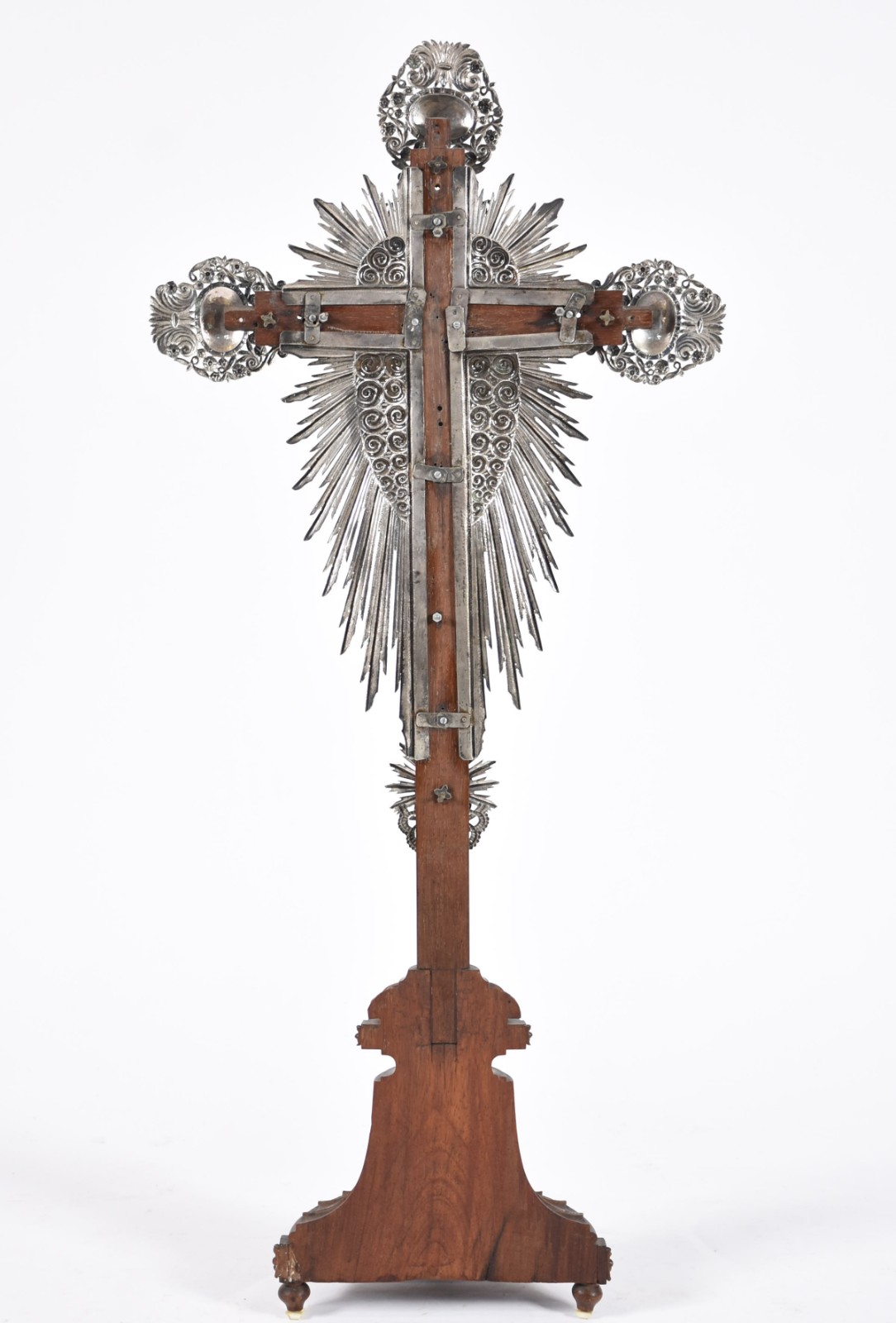 Excepcional crucifixo de madeira nobre com figura de Cristo ricamente... - foto 5 de 6