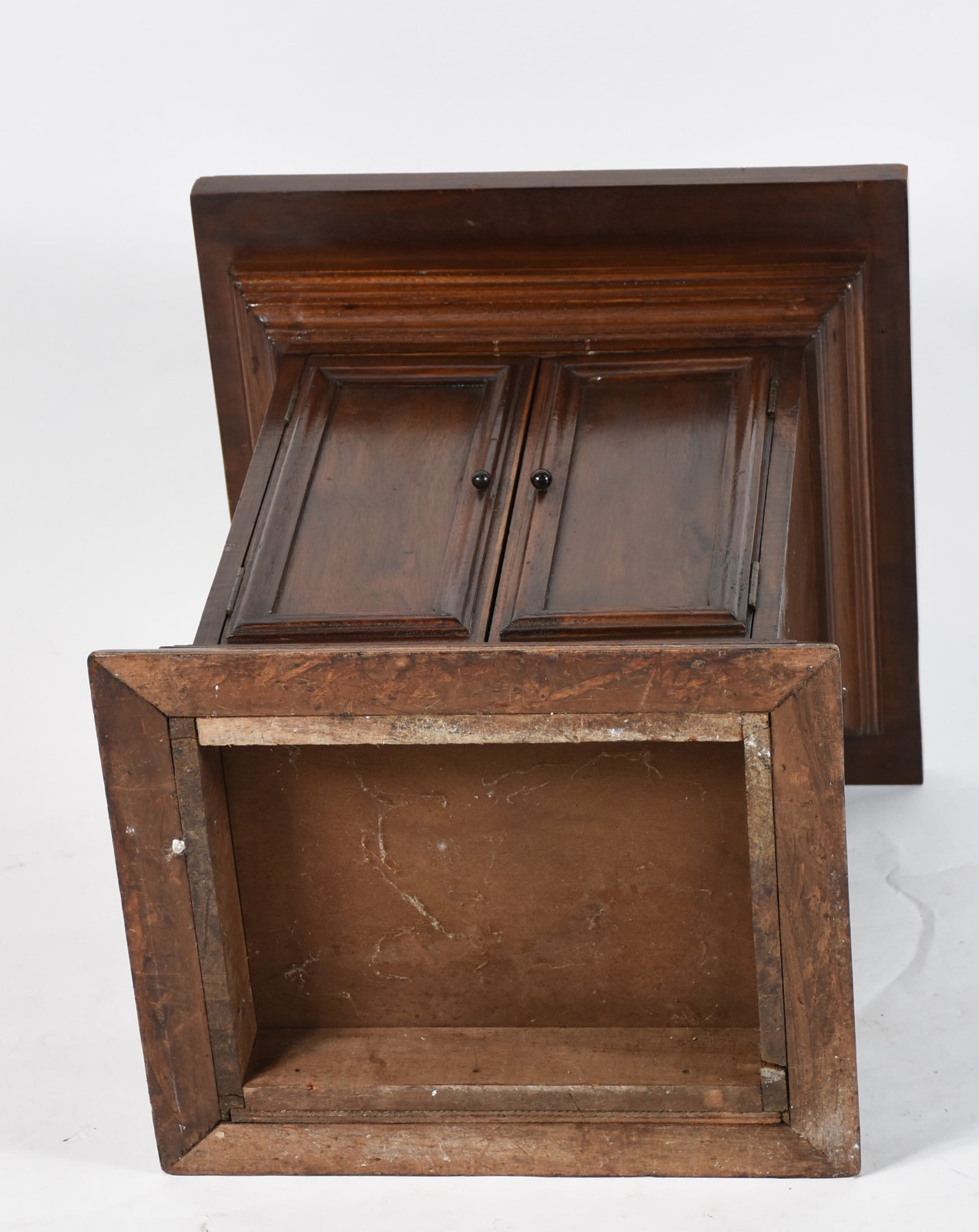 Mesinha auxiliar de madeira nobre com 2 portas, estilo colonial... - foto 6 de 6
