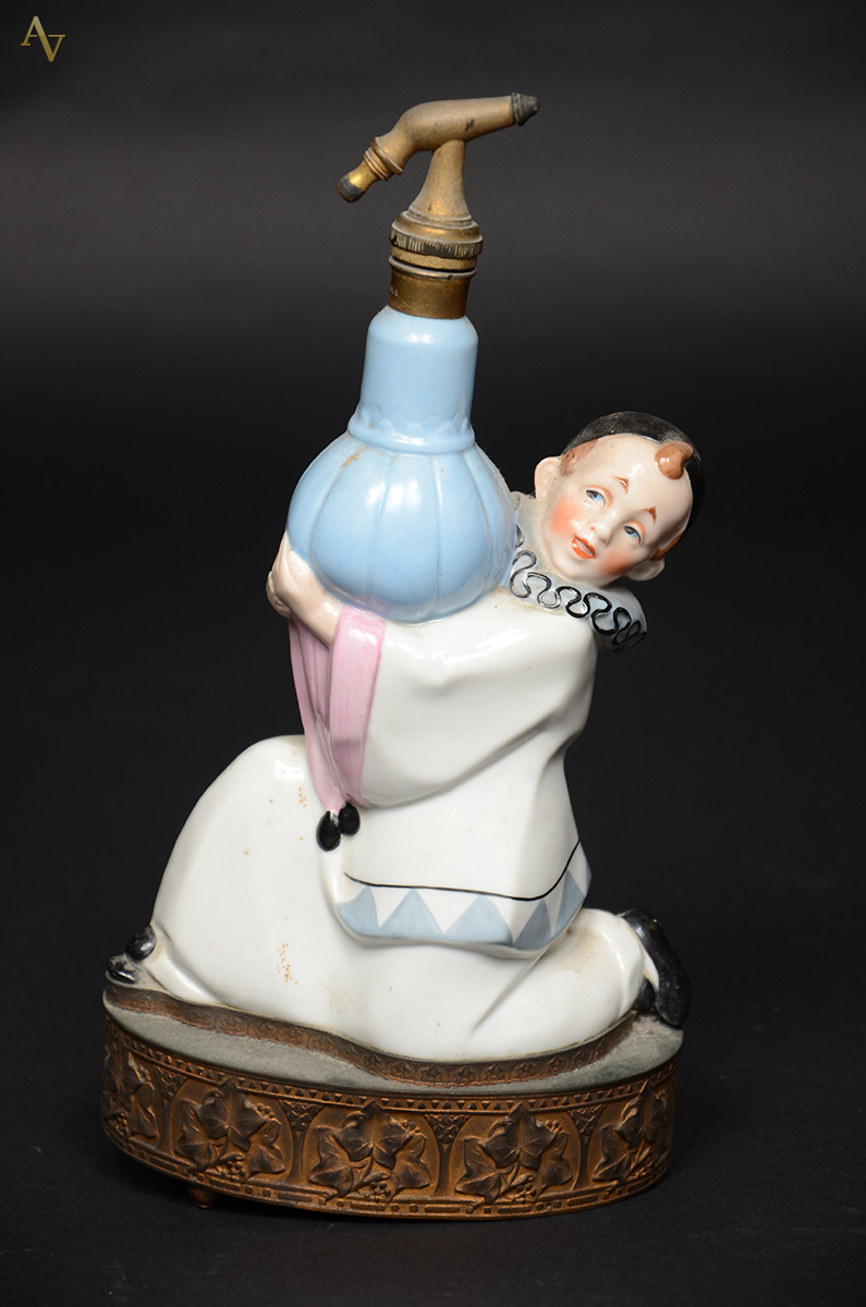 Perfumeiro com Escultura de porcelana representando Pierrot com base...