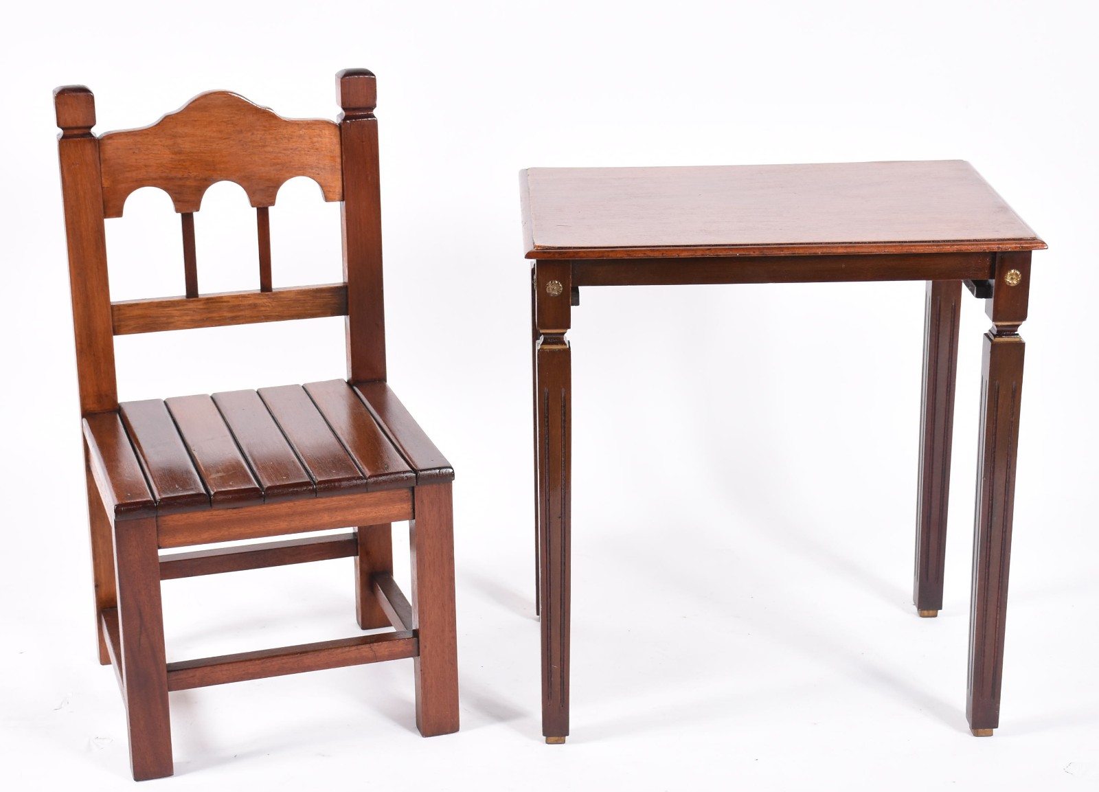 Duas peças de madeira, sendo: mesa retangular com pernas retas e... - foto 1 de 6