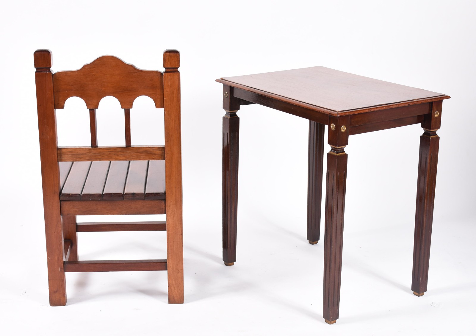 Duas peças de madeira, sendo: mesa retangular com pernas retas e... - foto 3 de 6