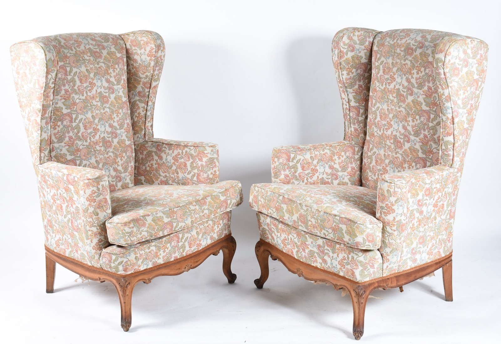 Par de elegantes poltronas bergeres de madeira nobre, estofamento... - foto 1 de 3
