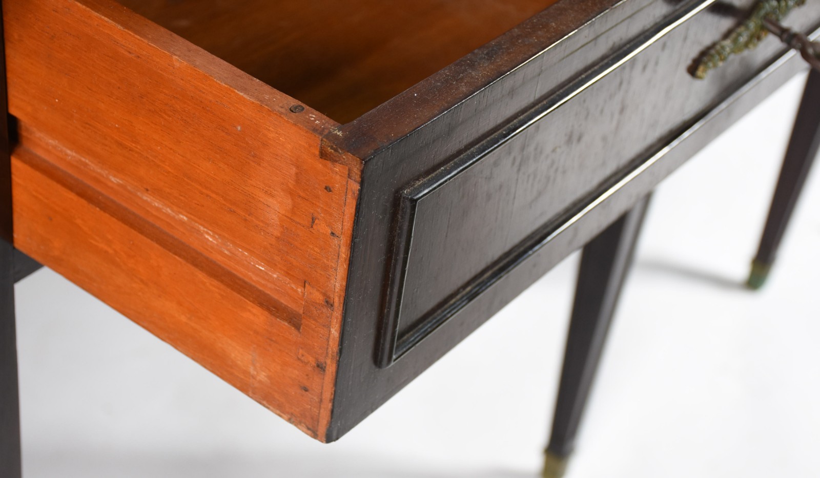 Mesa de escritório de madeira nobre com 5 gavetas e tampo de mármore. - foto 5 de 8