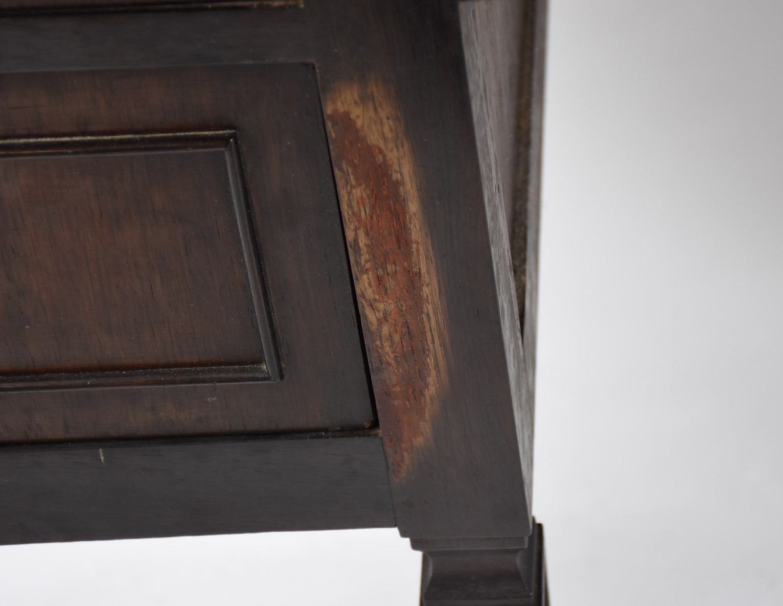 Mesa de escritório de madeira nobre com 5 gavetas e tampo de mármore. - foto 6 de 8