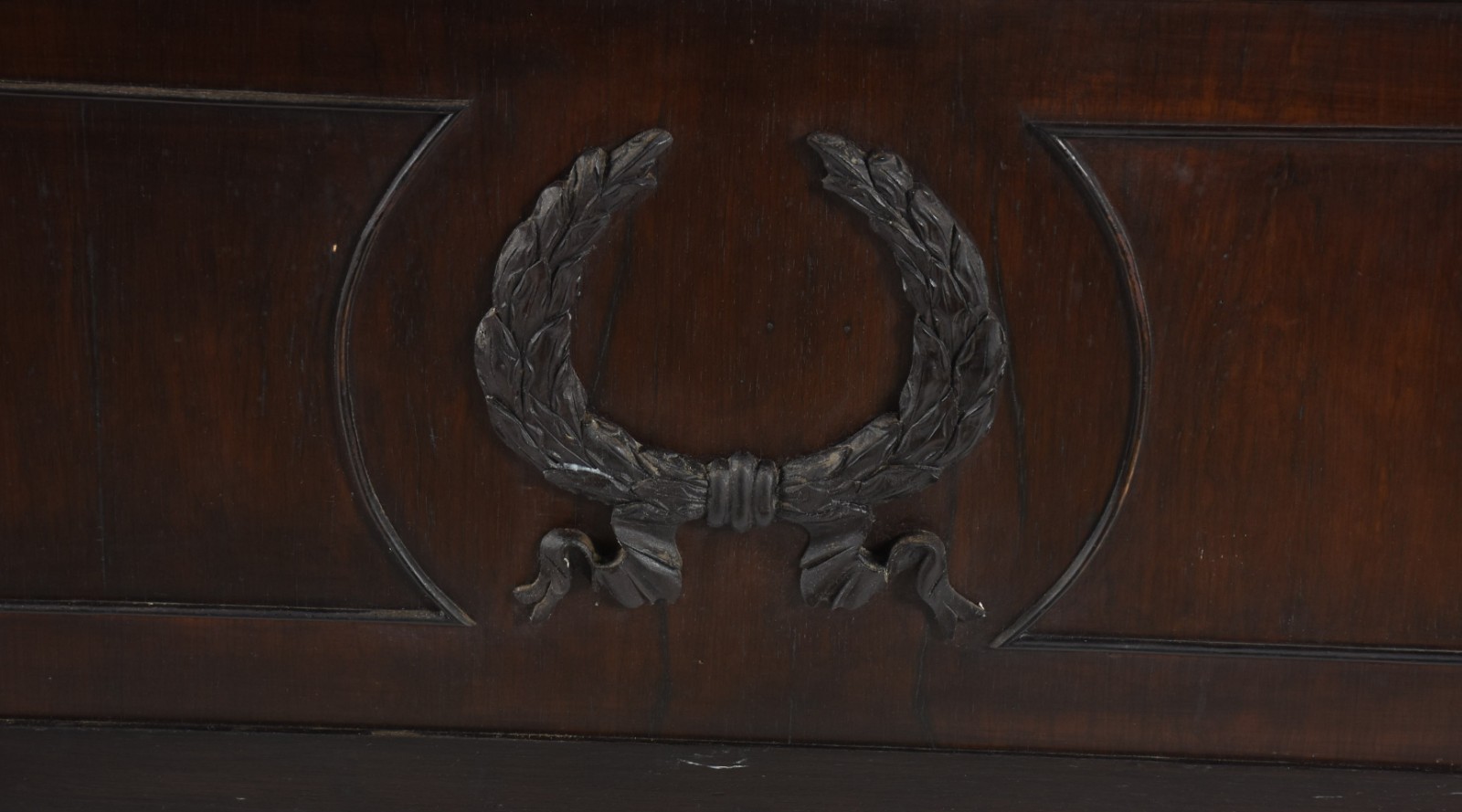 Mesa de escritório de madeira nobre com 5 gavetas e tampo de mármore. - foto 8 de 8