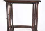 Mesa ninho de madeira nobre com 3 peças, pernas... - Mesa ninho de madeira nobre com 3 peças, pernas torneadas.