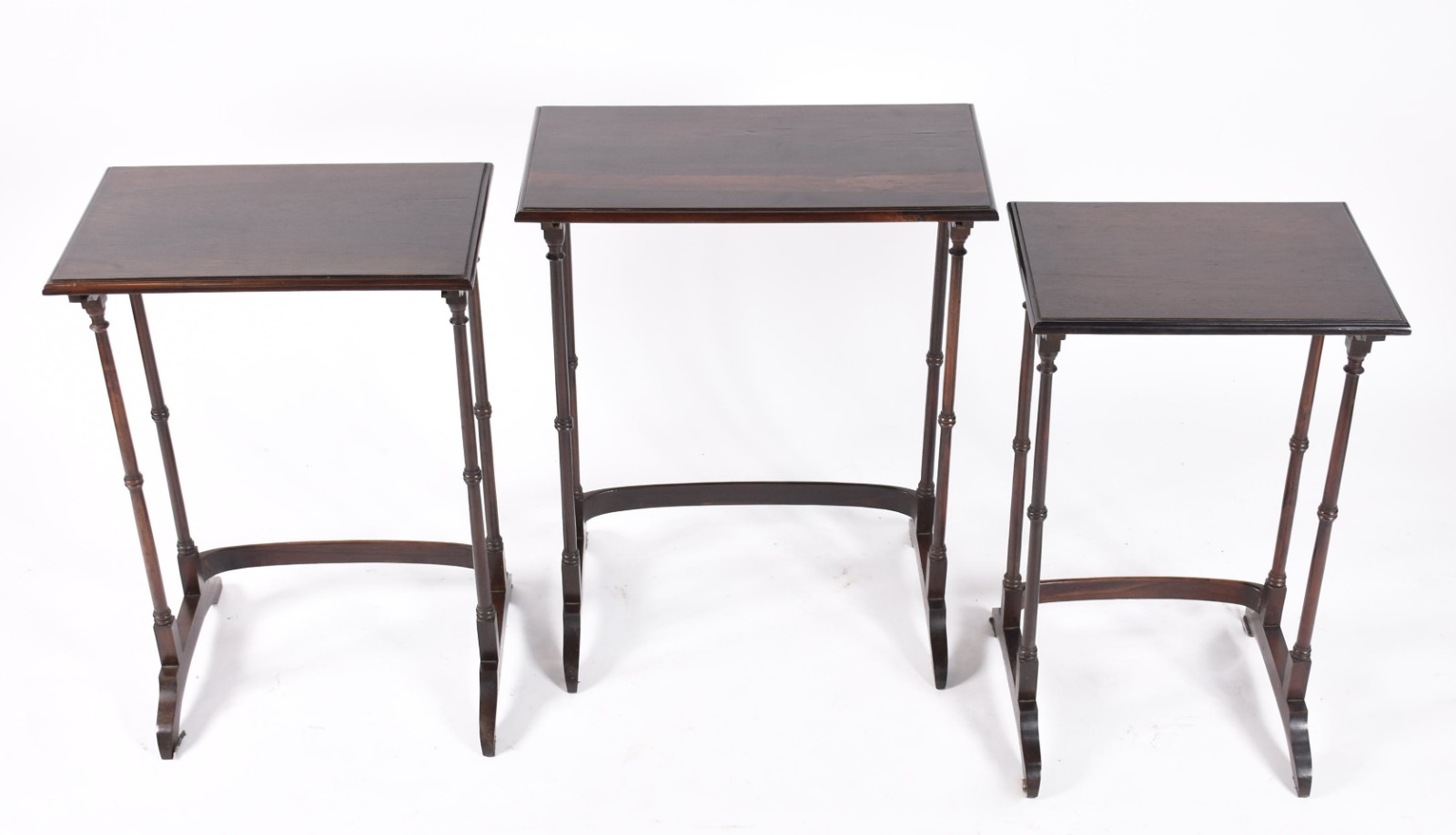 Mesa ninho de madeira nobre com 3 peças, pernas torneadas. - foto 3 de 5