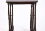 Mesa ninho de madeira nobre com 3 peças, pernas... - Mesa ninho de madeira nobre com 3 peças, pernas torneadas.