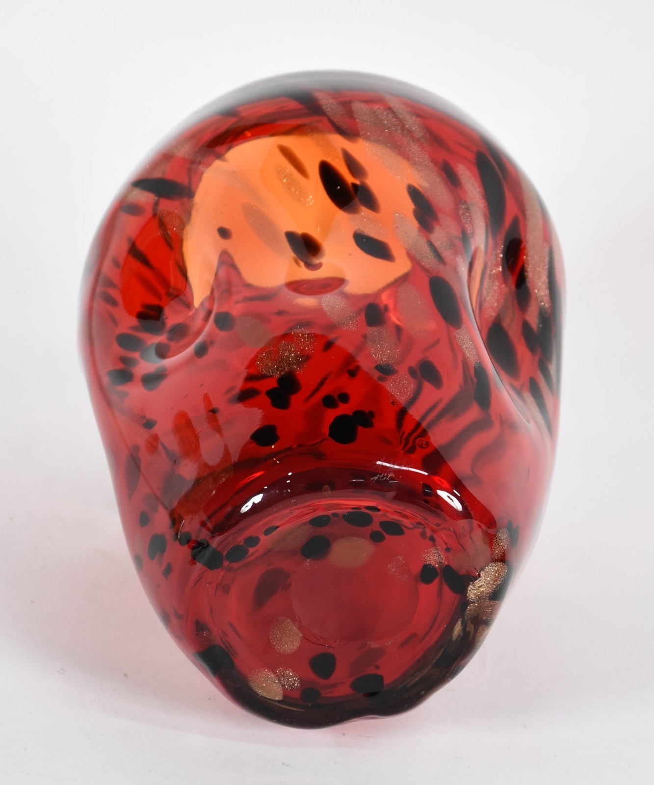 Vaso de vidro decorativo na cor vermelho com pó de ouro. - foto 3 de 3