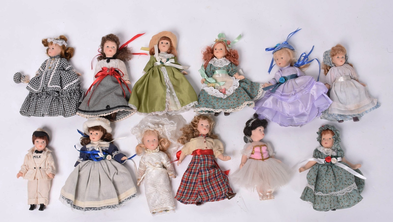 Doze bonecas de porcelana diversas. - foto 1 de 3