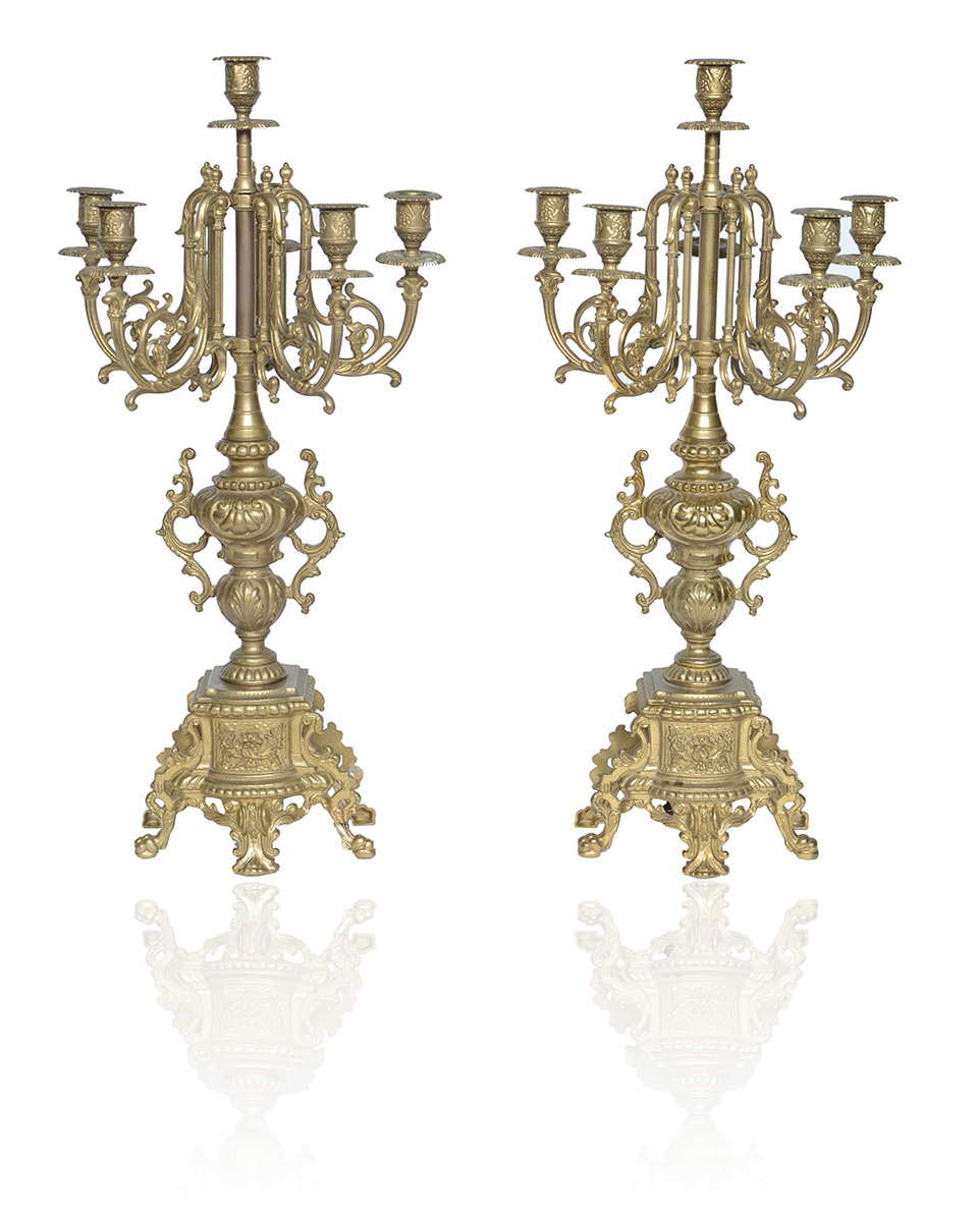 Par de candelabros de bronze para seis velas . Base quadrangular