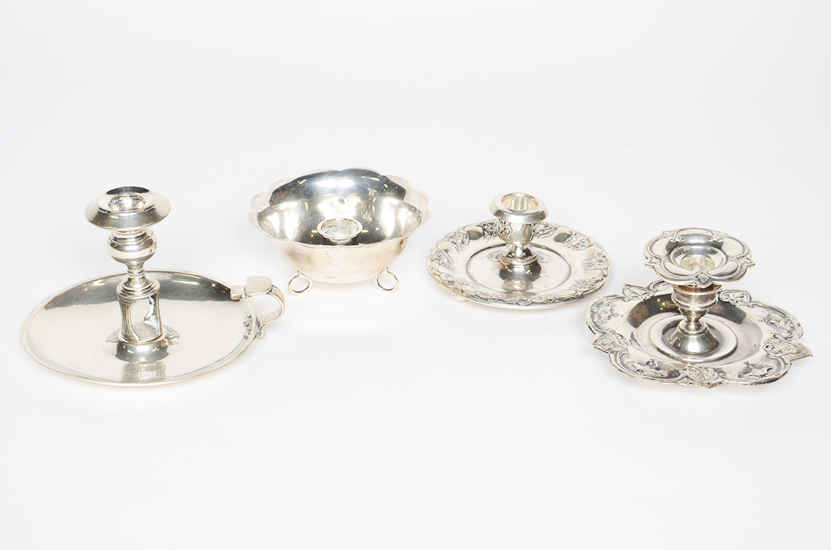 Conjunto com quatro castiças de prata, alturas de 6 a 9 cm. O maior...