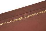 Mesa de centro de madeira nobre com tampo de co... - Mesa de centro de madeira nobre com tampo de couro, abas laterais, uma gaveta e ponteiras em garra de bronze.