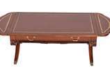 Mesa de centro de madeira nobre com tampo de co... - Mesa de centro de madeira nobre com tampo de couro, abas laterais, uma gaveta e ponteiras em garra de bronze.