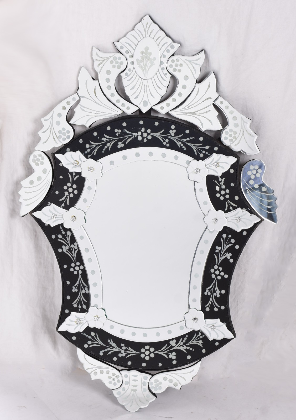Espelho estilo veneziano, moldura com detalhe na cor preta. - foto 1 de 3