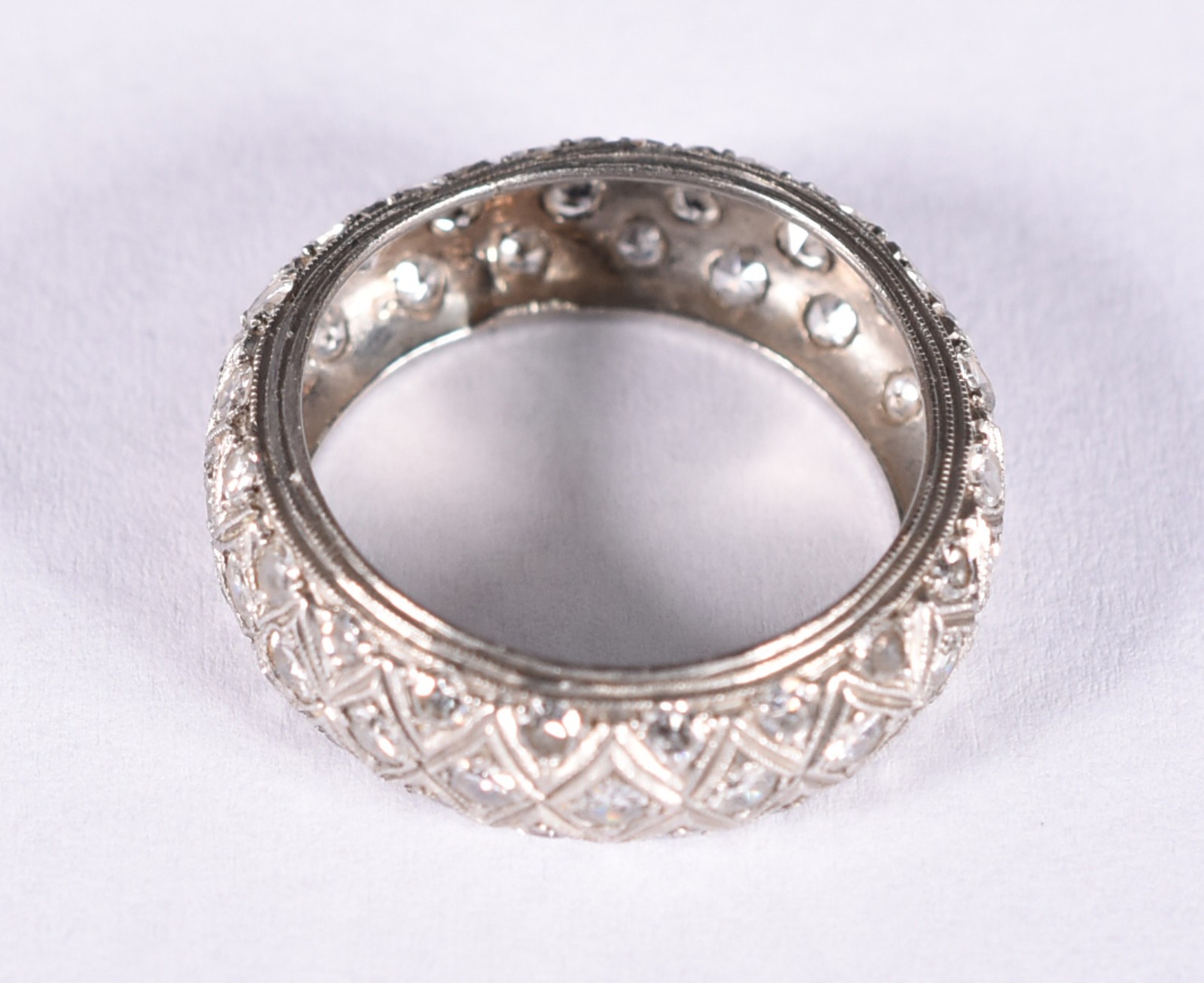 Anel de platina baixa com mini brilhantes, aro 17 (Por motivos de... - foto 2 de 3