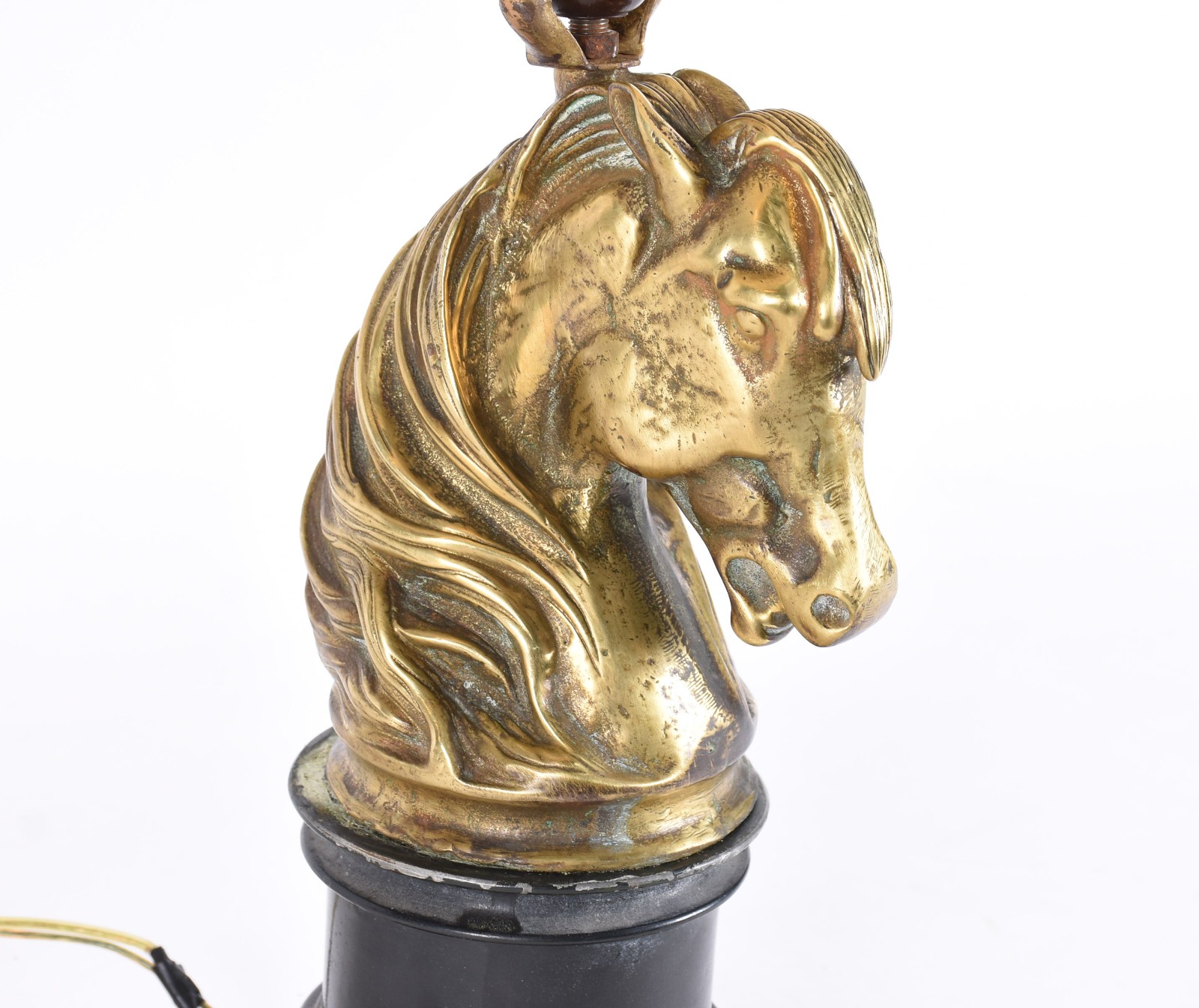 Abatjour com base representando cabeça de cavalo de metal dourado... - foto 3 de 5