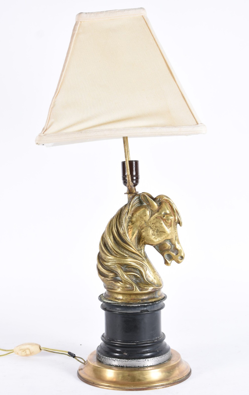 Abatjour com base representando cabeça de cavalo de metal dourado... - foto 4 de 5