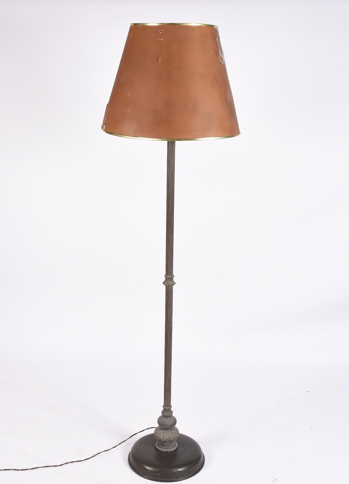 Abatjour de pé de metal, cúpula de pergaminho (cúpula no estado). - foto 1 de 4