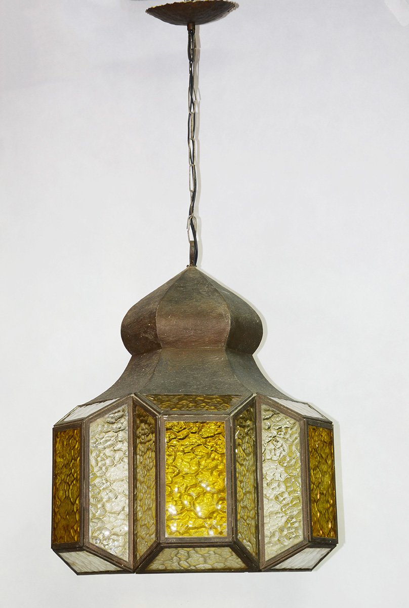 Lustre de metal e vidros coloridos. med: 50 X 60 cm alt.